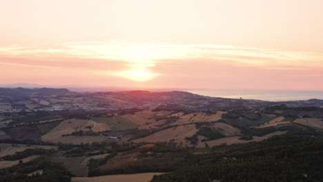 Vista-Aérea-De-Drones-De-Colinas-Y-Campos-Agrícolas-En-La-Región-De-Marche,-Italia