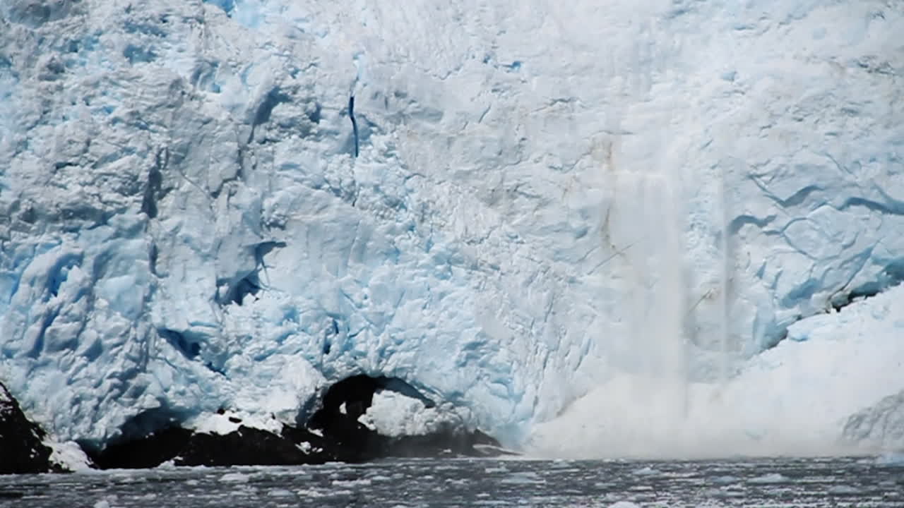 큰 새가 날아갈 때 빙하에서 얼음이 녹고 물에 충돌합니다.