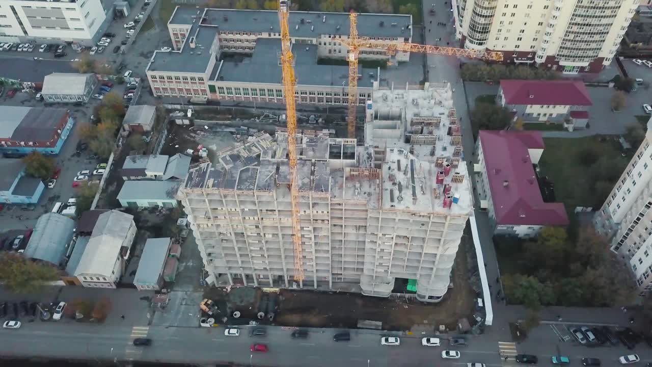 vista aérea de un rascacielos en construcción en una ciudad