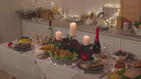 deliciosa comida tradicional y velas encendidas en la mesa de la cena de navidad 1