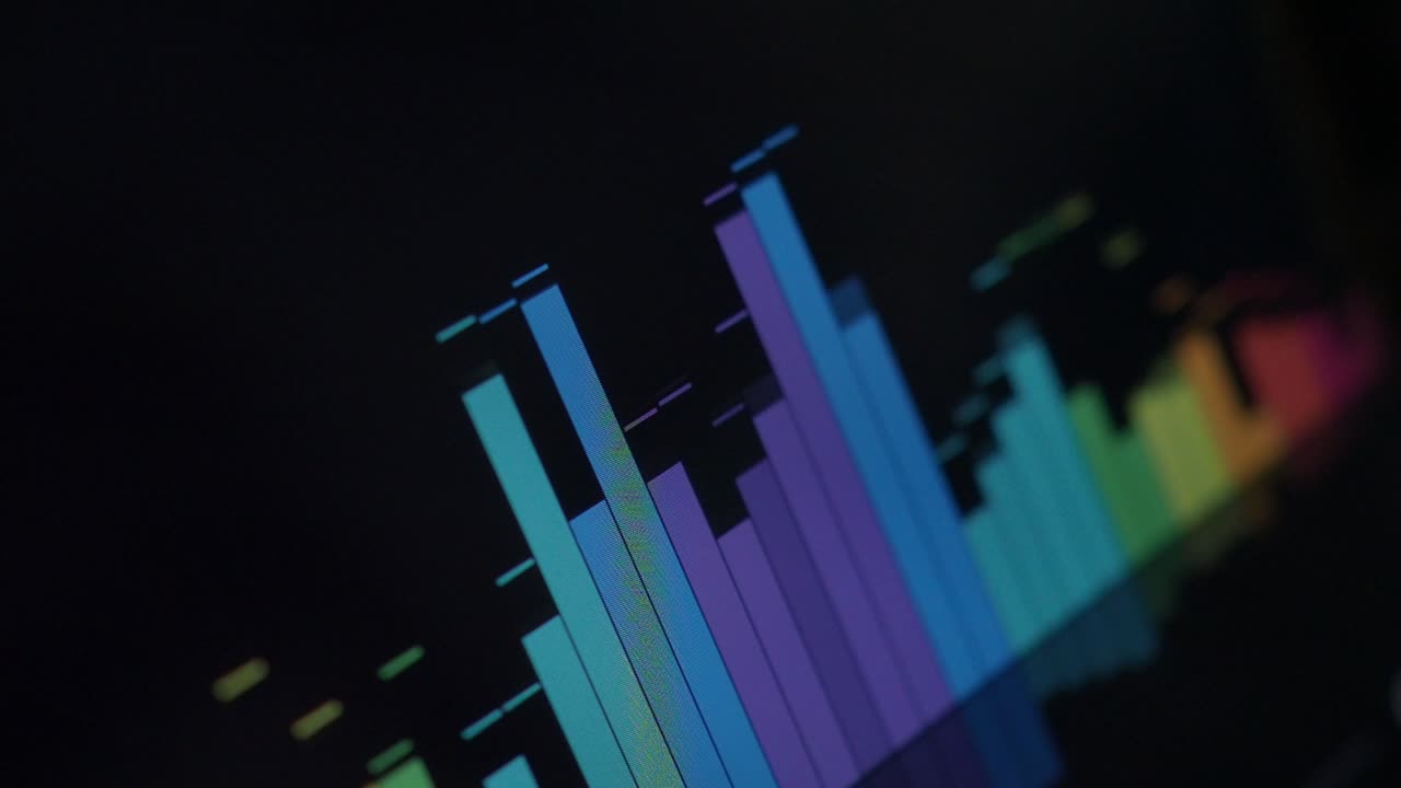 barra de ecualizador de música. ecualizadora de forma de onda de audio en animación de bucle de fondo negro. imágenes de música o ondas de sonido. equalizador de color de música abstracto. gráfico de barra de espectro de gradiente. brillo y pulso.