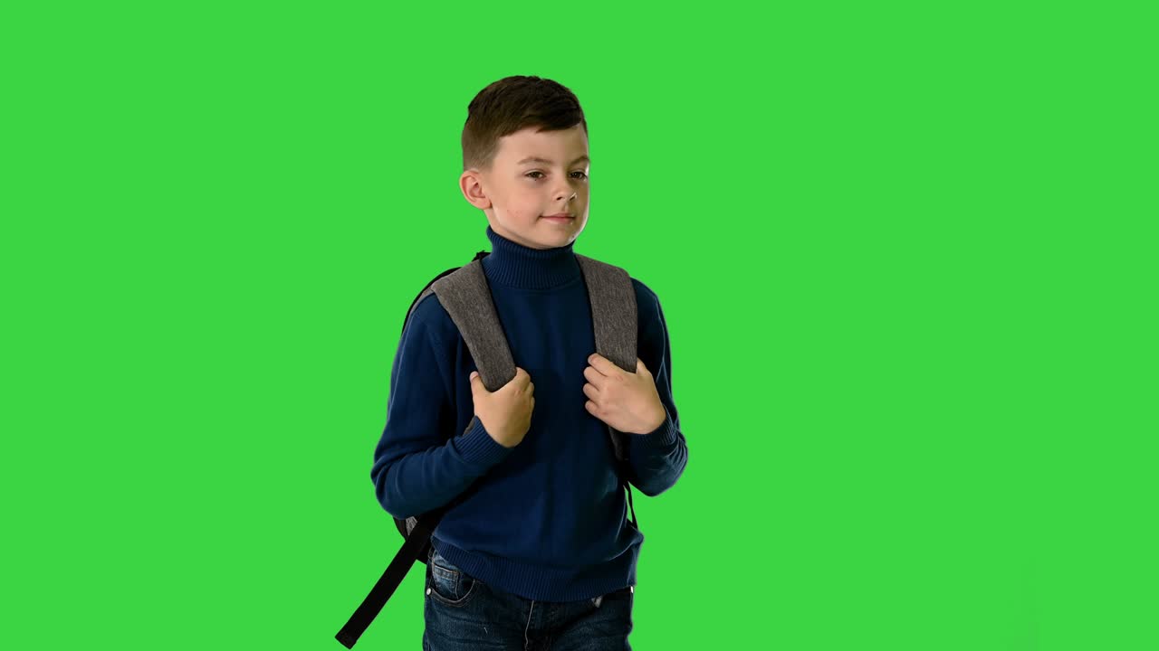 푸른 스크린, 크로마 키에서 카메라를 바라보는 배과 함께 는 폴로 목의 소년