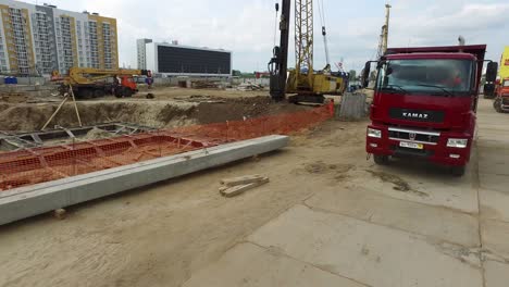 sitio de construcción con maquinaria pesada