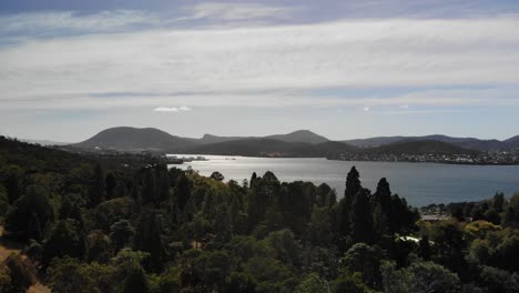 drone de la bahía de hobart tasmania vista panorámica de la naturaleza, el agua y los árboles en 4k
