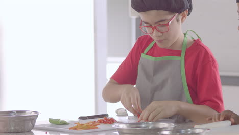 niño chef cocinando, cortando y horneando, minichef-25