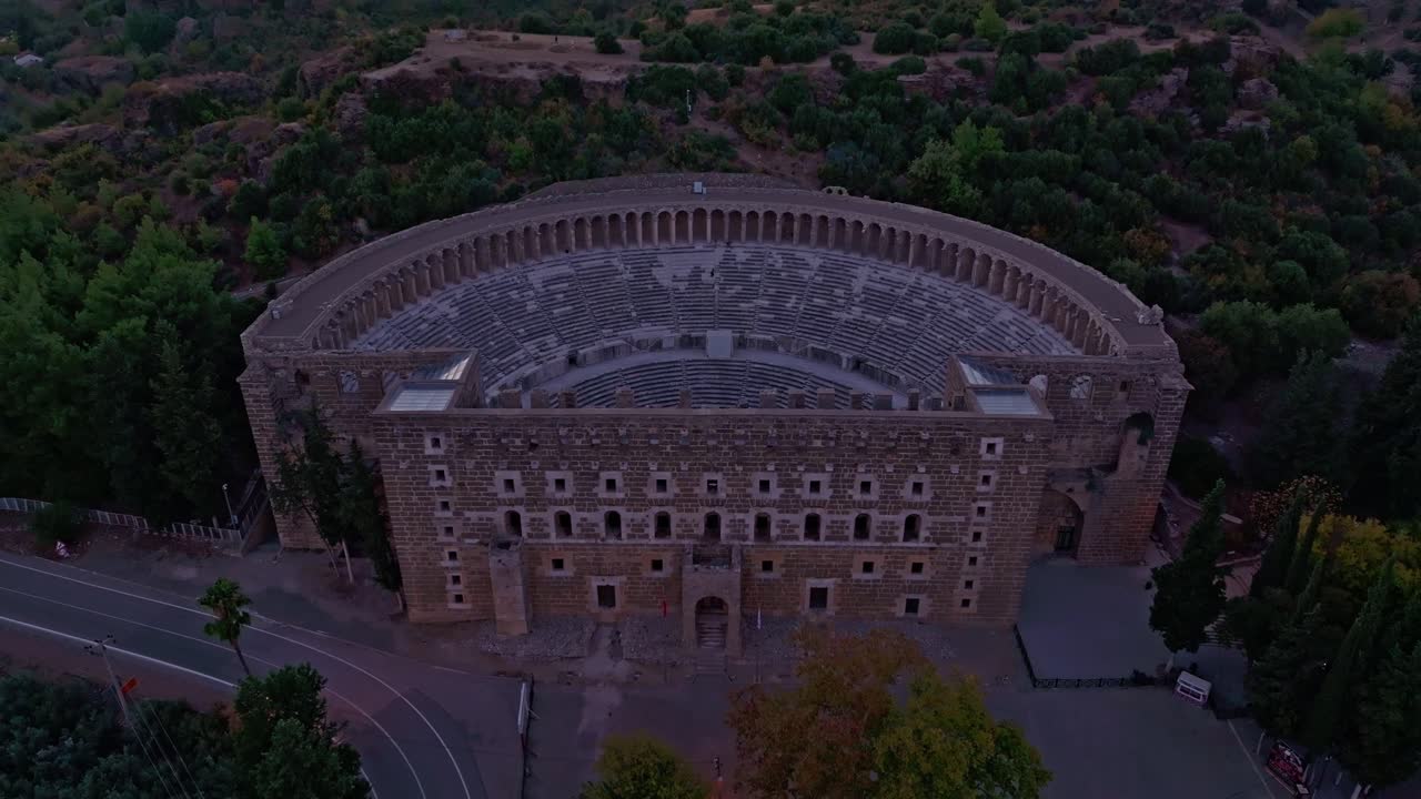 Anfiteatro di Aspendos immerso nei colori del tramonto, Serik, Turchia
