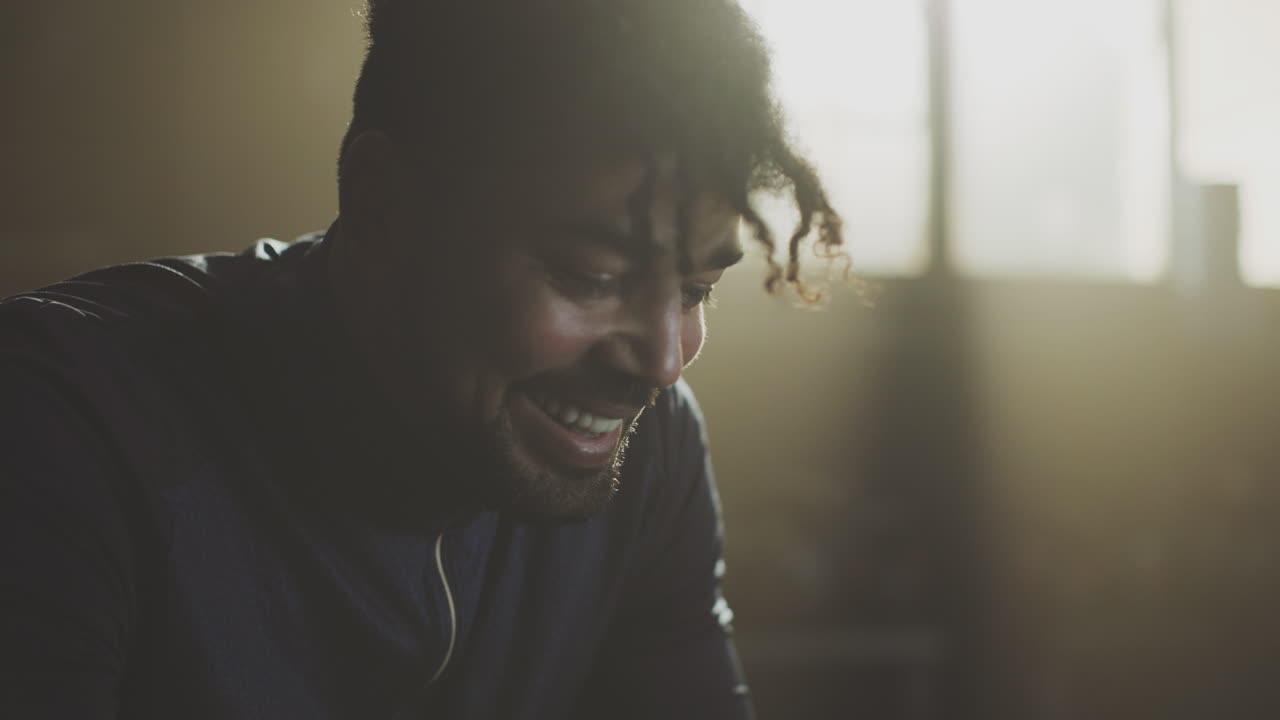 Homem Sorrindo em uma Sala