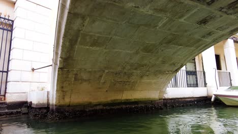 Gondola-Passing-Under-The-Bridge-In-Venice,-Italy