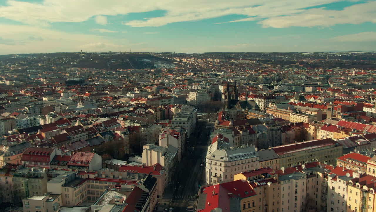 Volo di drone a Praga, Piazza della Pace (Namesti Miru) con tram e automobili.