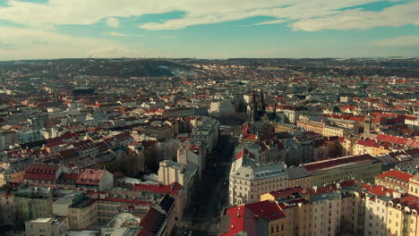 Praga-Vuelo-De-Drones-Namesti-Miru-Plaza-De-La-Paz-Con-Tranvía-Y-Coches