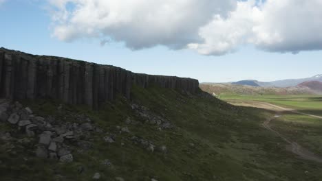 Gerouberg-basalt-cliff-with-large-volcanic-columns-in-shadow-of-cloud