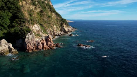 Genießen-Sie-Die-Farben-Der-Ionischen-Küste-Beim-Kajakfahren-Inmitten-Türkisfarbenen-Wassers-Und-Klippen,-Goldene-Stunde-Im-Mittelmeer