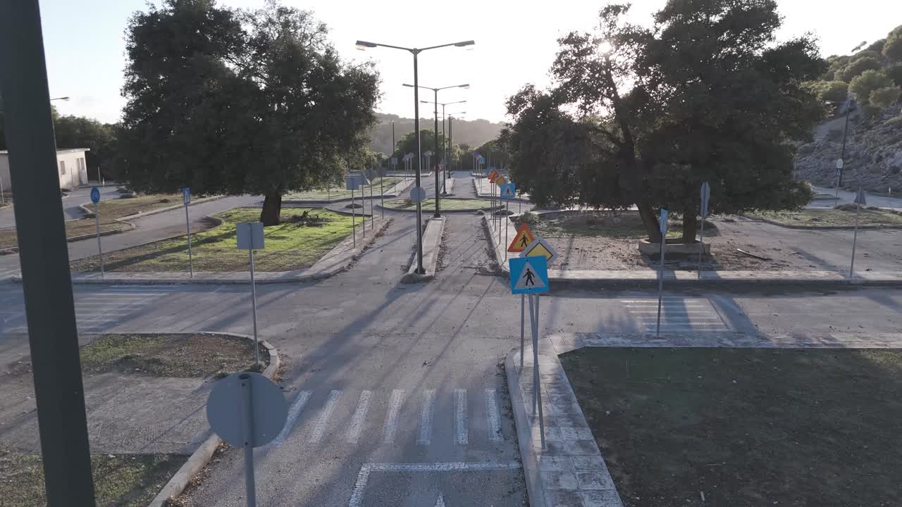 estacionamiento vacío de la escuela de conducción