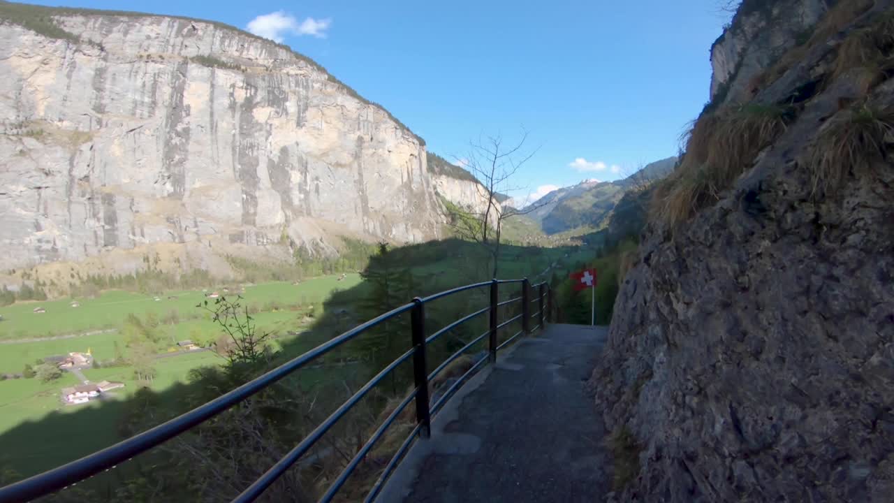 bajando de un sendero de montaña en las laderas de los acantilados en suiza - foto en movimiento