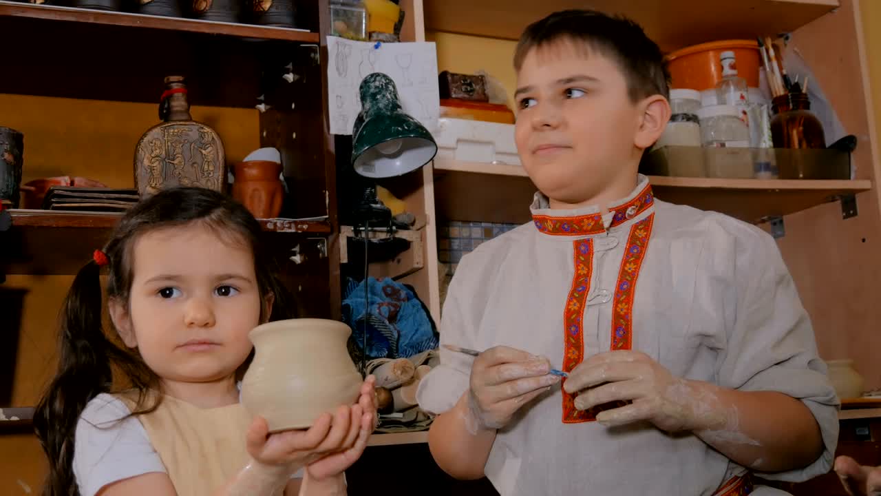 alfarero mostrando cómo trabajar con cerámica en el estudio de cerámica