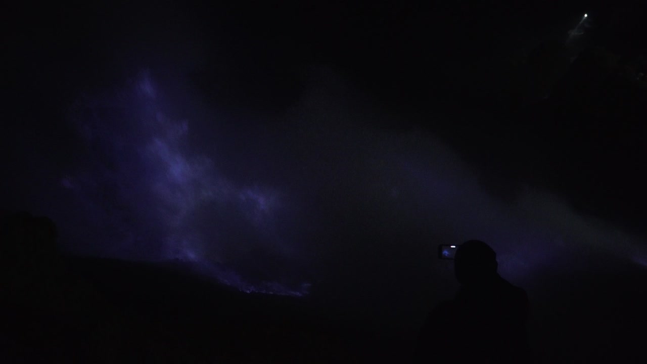 fuego de azufre azul del volcán kawah ijen