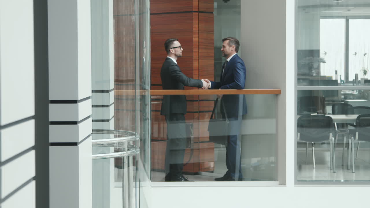 socios de negocios estrechando la mano