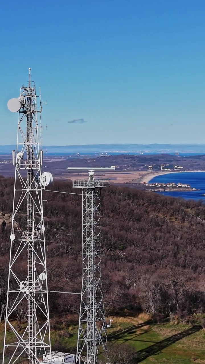 Torri di telecomunicazione su una montagna con tempo sereno