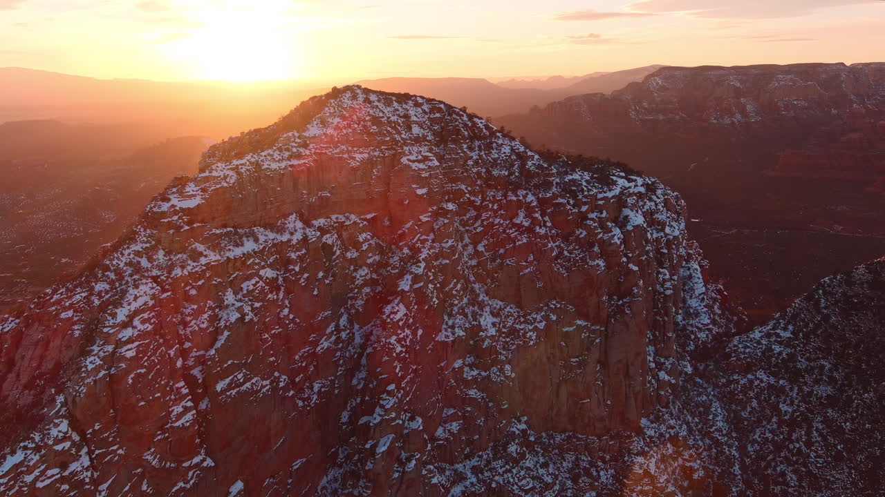 el pico de la montaña capitol butte en arizona cubierto de nieve, empujando hacia fuera