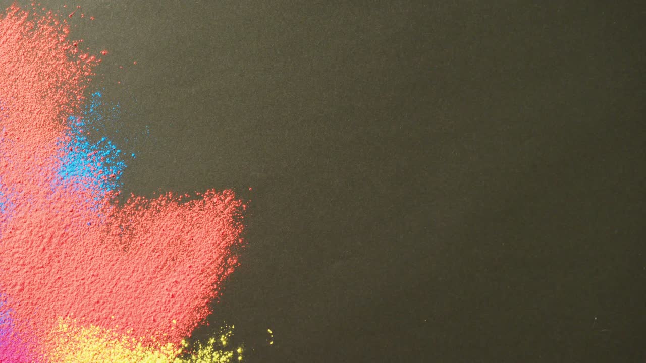 검은색 배경에 복사 공간이 있는 다채로운 파우더의 비디오