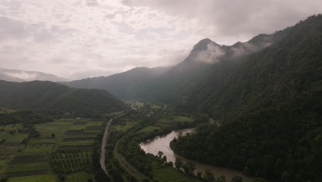 Vista-Aérea-Del-Río-Potskhovistskali,-Campos-Y-Montañas-En-Akhaltsikhe,-Georgia