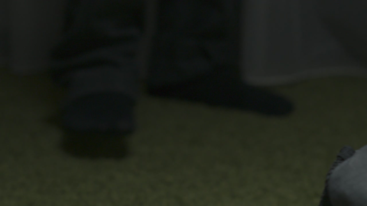 guantes de boxeo y bolsa en un gimnasio