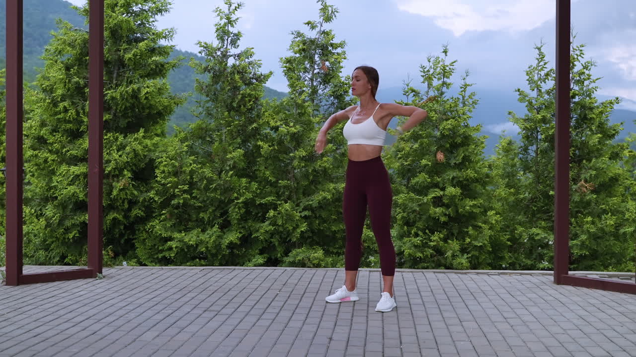 mujer haciendo ejercicio al aire libre en un parque