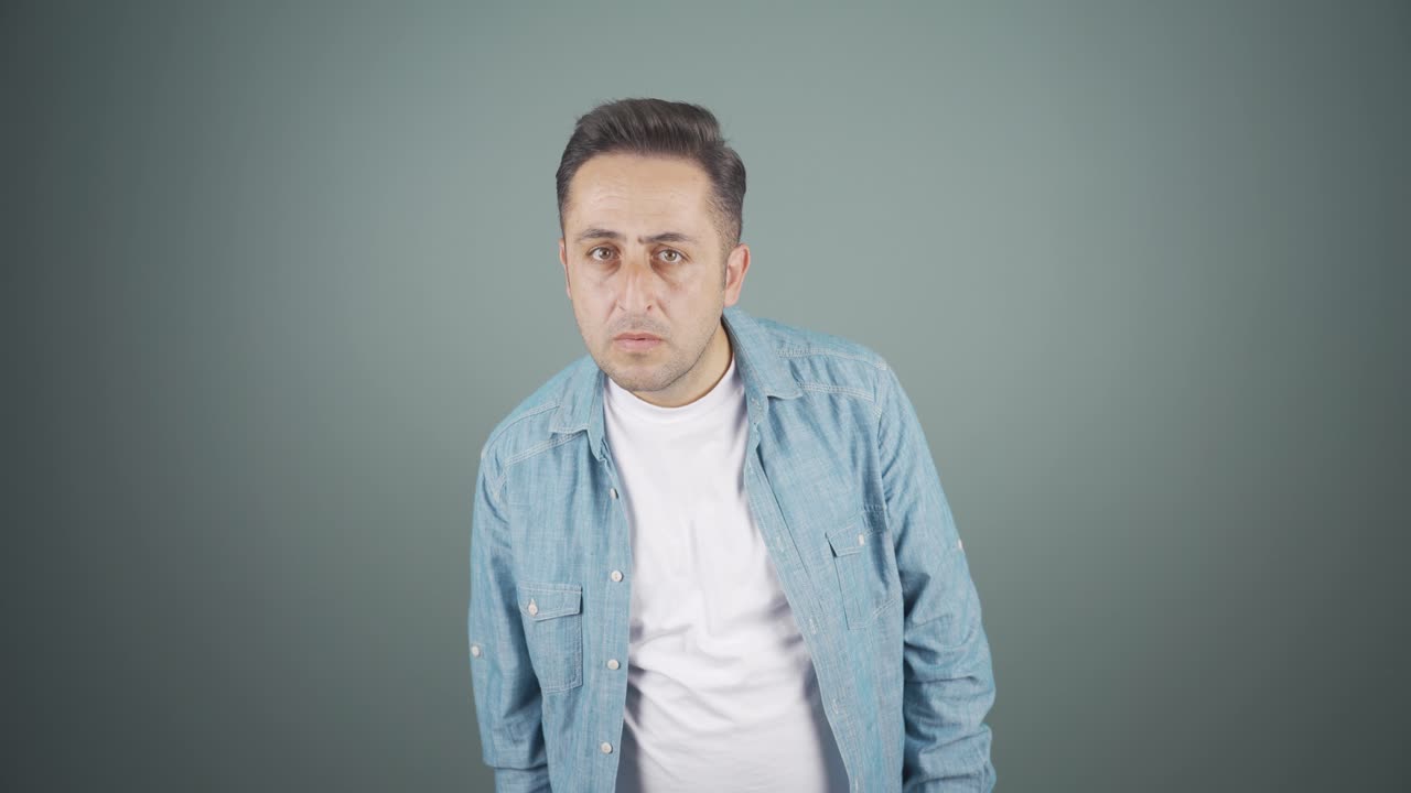 hombre mirando a la cámara con una expresión curiosa.