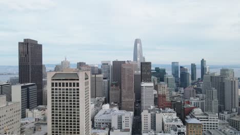 El-Horizonte-De-San-Francisco-La-Vista-De-Un-Dron-Revela-Las-Majestuosas-Torres-De-Los-Rascacielos-De-San-Francisco,-Elevándose-Al-Unísono-Hacia-El-Cielo.