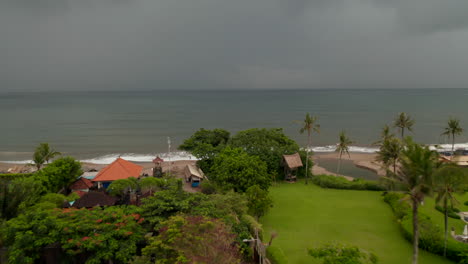 Mal-Tiempo-Durante-La-Temporada-De-Lluvias-En-Una-Playa-Tropical-En-Canggu,-Bali.-Vista-Aérea-De-La-Población-Local-En-Las-Calles-Y-La-Playa-Antes-De-La-Tormenta-En-El-Destino-Turístico-Durante-La-Temporada-Baja