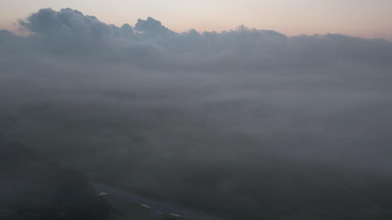 아름다운 일출 동안 구름 위의 공중 전망-2