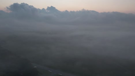 아름다운 일출 동안 구름 위의 공중 전망-2