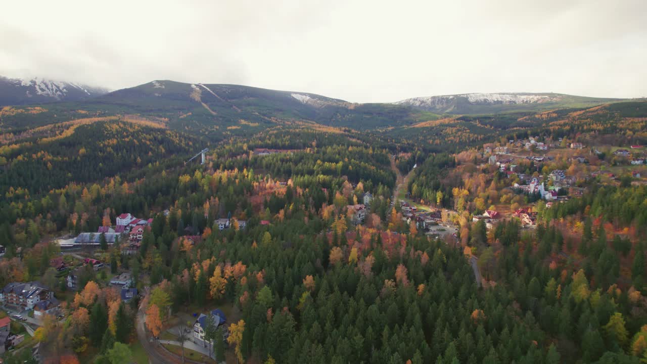 Karpacz, Polen, herbstliche Drohnen-Übersichtsaufnahme einer Bergstadt.