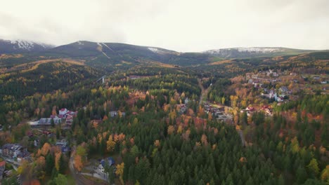 Karpacz,-Polen,-Herbstdrohnenansicht-Einer-Bergstadt