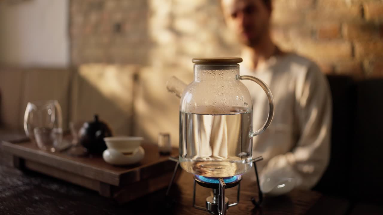 전통적 인 차 세트 를 사용 하여 차 를 만드는 사람