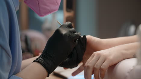 una mujer haciendo una manicura.