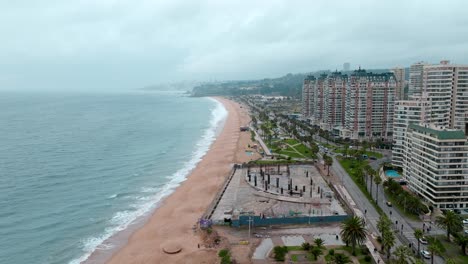 Dolly-In-Luftaufnahme-Der-Küste-Von-Viña-Del-Mar-Und-Einer-Baustelle,-Die-Wegen-Nicht-Erteilter-Genehmigungen-Aufgegeben-Wurde