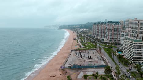 dolly en vista aérea de la costa de viana del mar y un sitio de construcción abandonado debido a permisos no emitidos