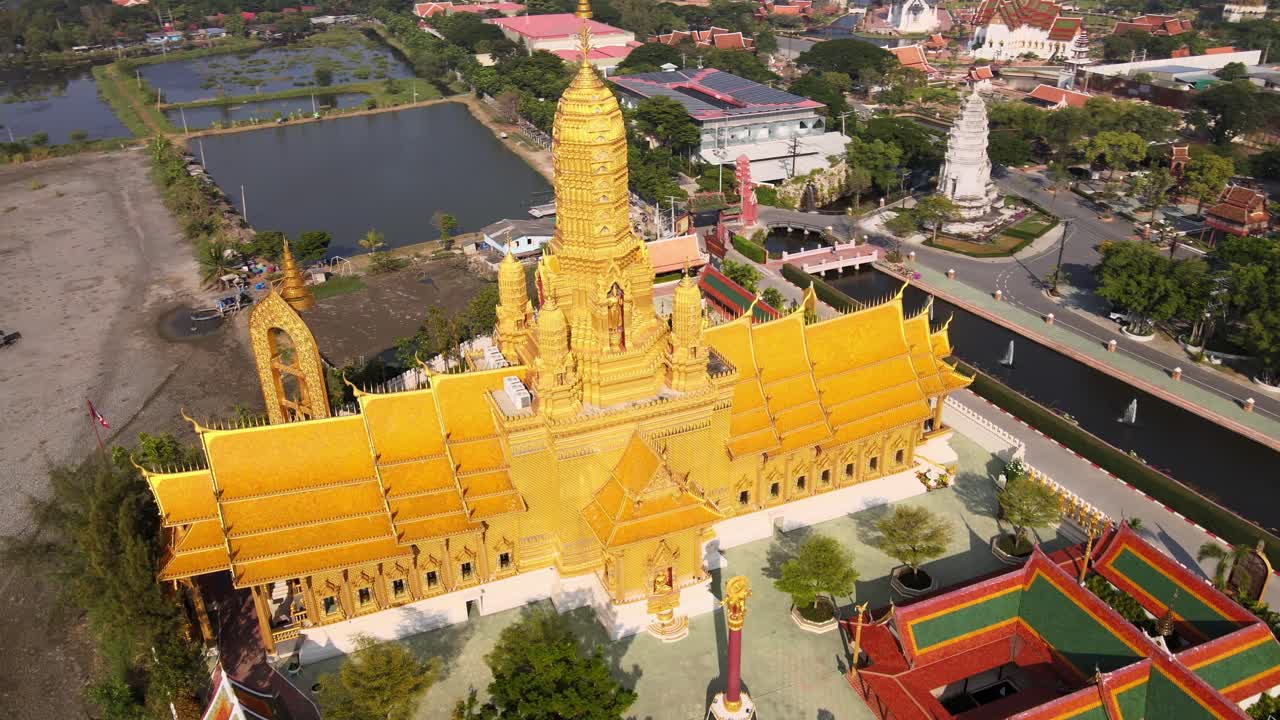 antena de 4k del hermoso templo dorado con la estatua dorada de buda de pie en el parque de la ciudad antigua, muang boran, provincia de samut prakan