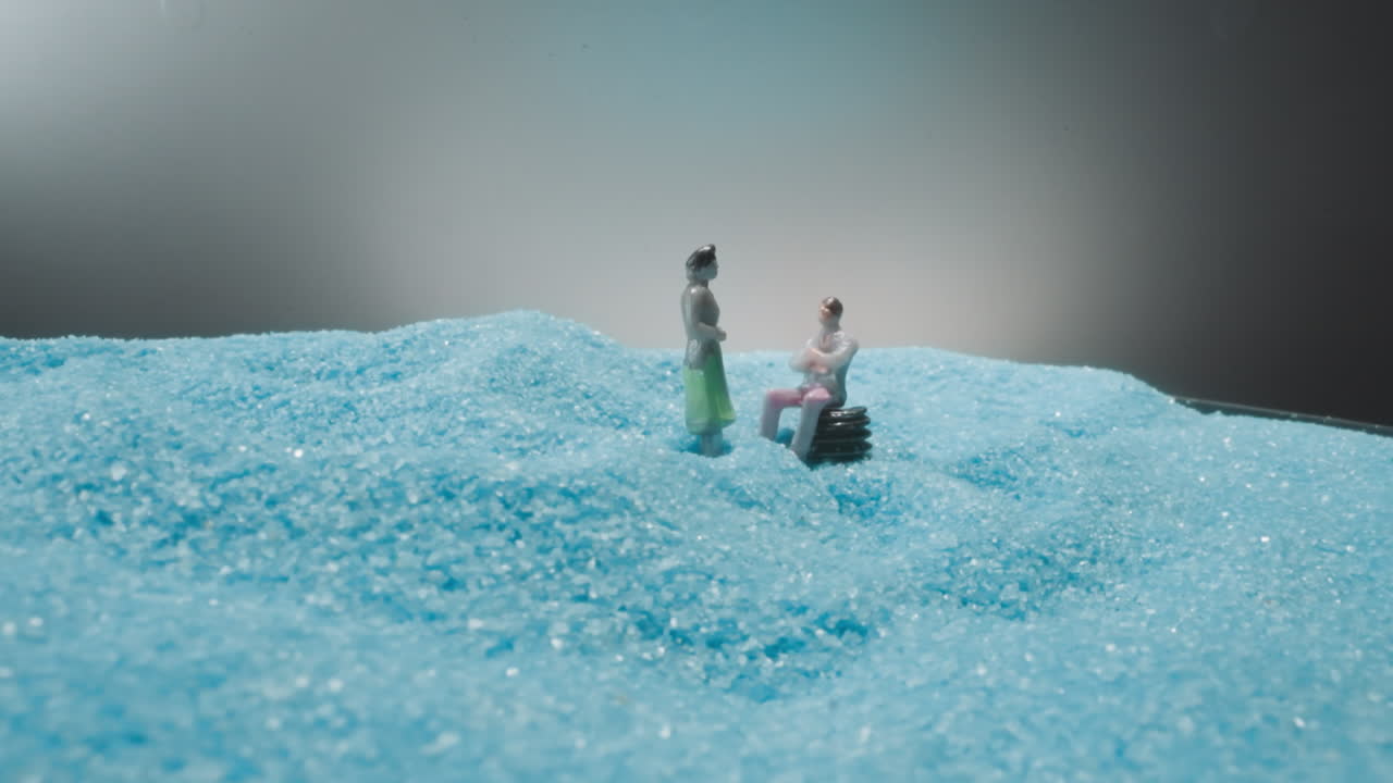 파란 모래 언덕에 있는 여자와 대화하는 벤치에 있는 남자의 그림