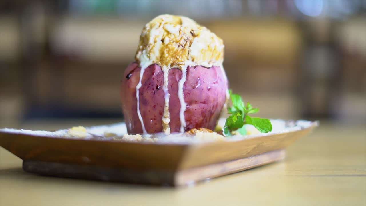 내부 에 아이스크림 이 들어 있는 사과 디저트, 베리