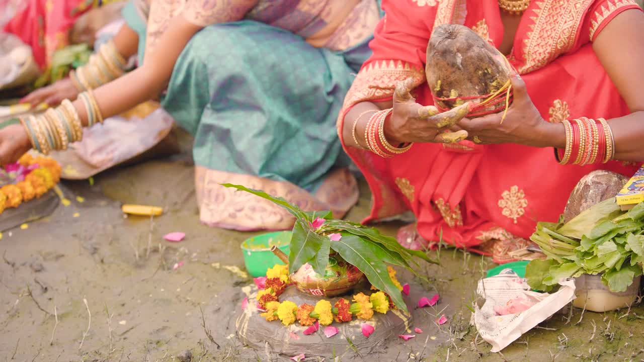 mujer india haciendo el ritual de pooja