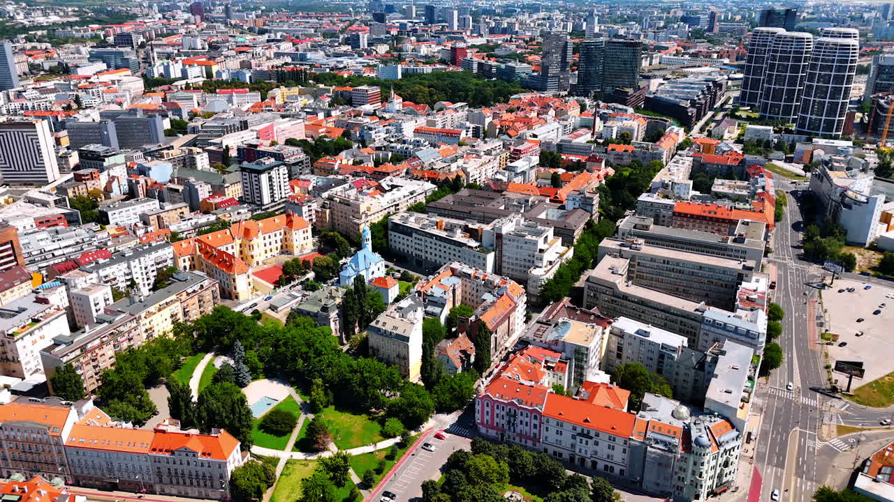 Panorama Bratislava modern, Slovakia. Kombinasi arsitektur lama dan modern di kota. Tampilan udara.