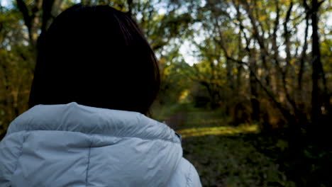 Un-Primer-Plano-Por-Encima-Del-Hombro-De-Una-Mujer-Haciendo-Senderismo