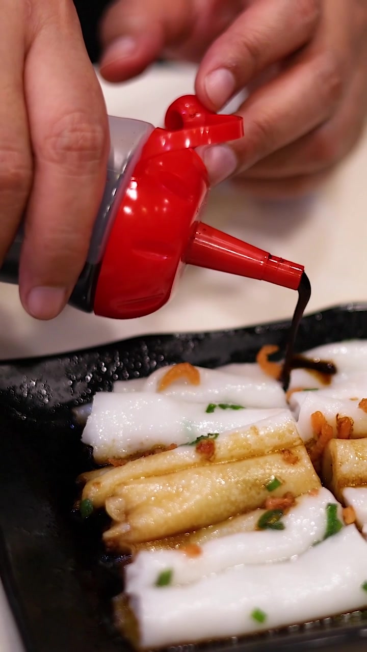 Hælder sojasauce over lækre Chee Cheong Fun risnudelruller