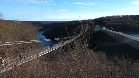 Menschen-Gehen-Auf-Der-Hängeseilbrücke-Titan-RT-Im-Nationalpark-Harz,-Deutschland