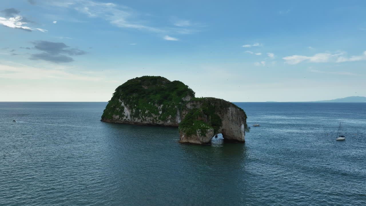 멕시코 푸에르토 발라르타 (puerto vallarta) 의 미스말리오아 아치 (mismayoa arches) 주변의 공중 풍경