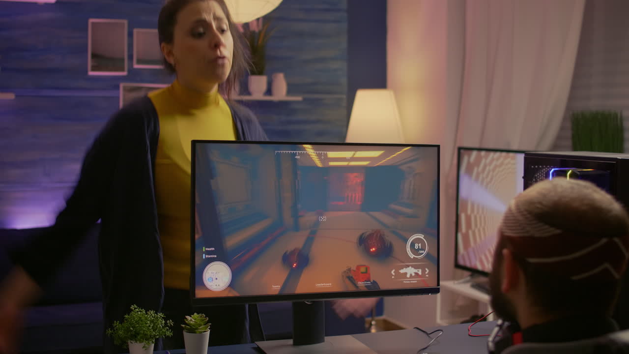 la novia apaga la computadora del jugador profesional