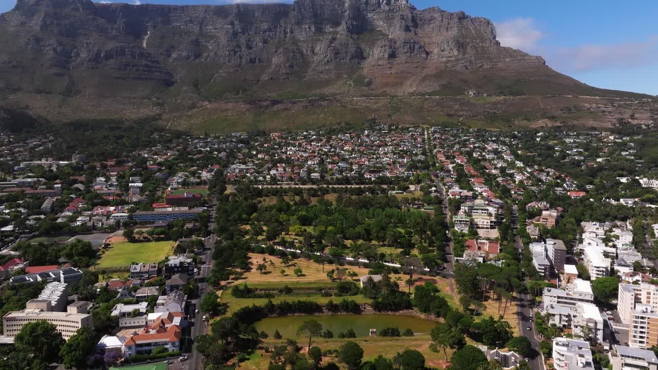 드론이 드와일 공원 위를 아내면서 테이블 마운틴 국립공원을 드러낸다.