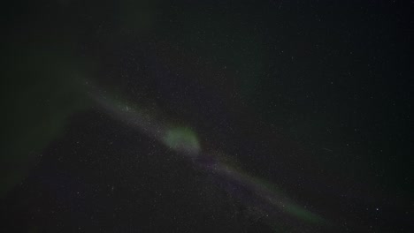 el oscuro cielo de invierno estaba adornado con una espectacular exhibición de las luces del norte